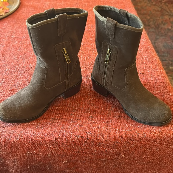 Girls UGG boots - Picture 8 of 16